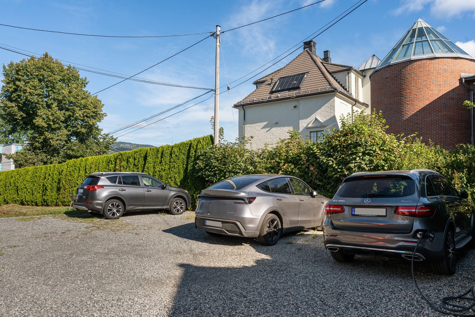 Gruslagt gårdsplass med parkeringsplasser. Galleribilde