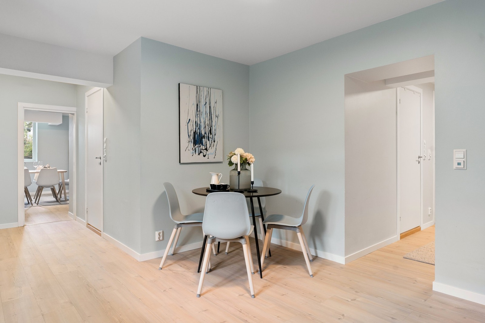 Plass til hyggelig spiseplass på kjøkkenet. Galleribilde