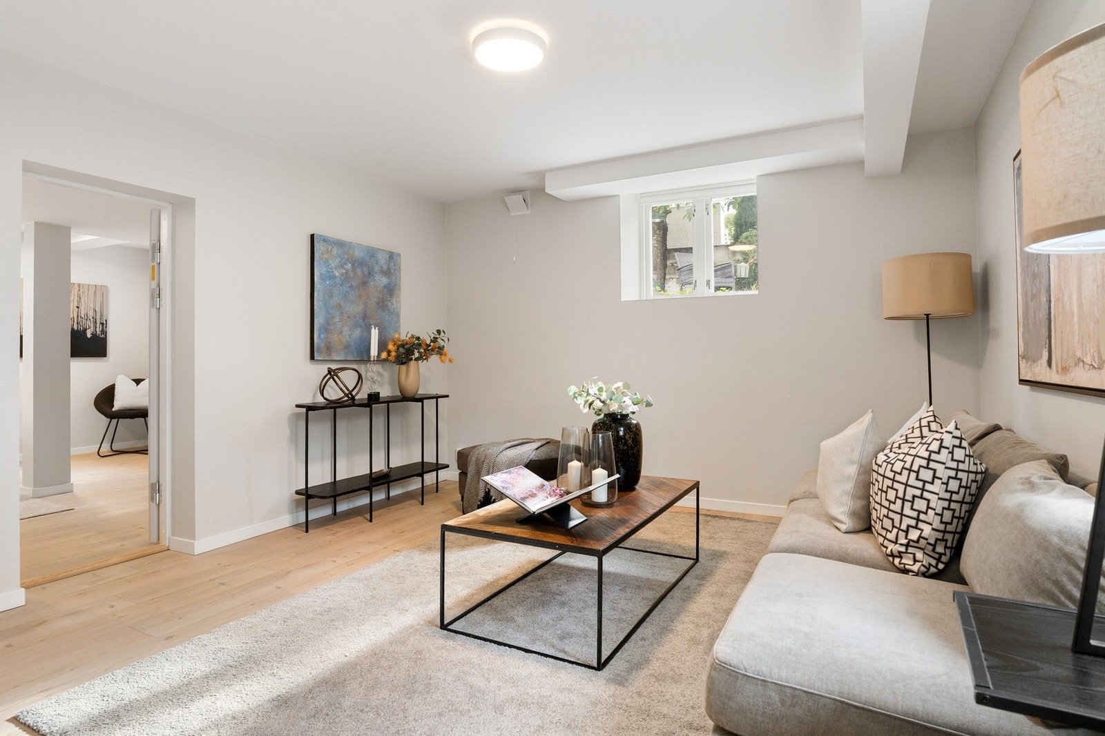 God plass til sofa gruppe og tilsvarende møblement. Galleribilde