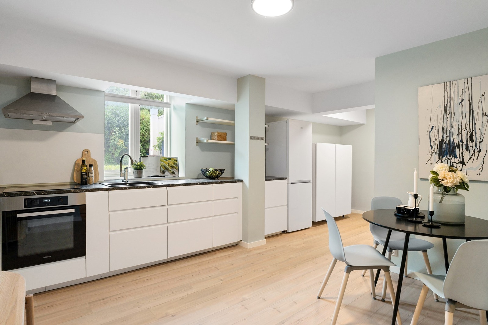 Kjøkkeninnredning med slette fronter fra 2017. Benkeplate av laminat. Gulvflate belagt med en- stavs laminat. Galleribilde