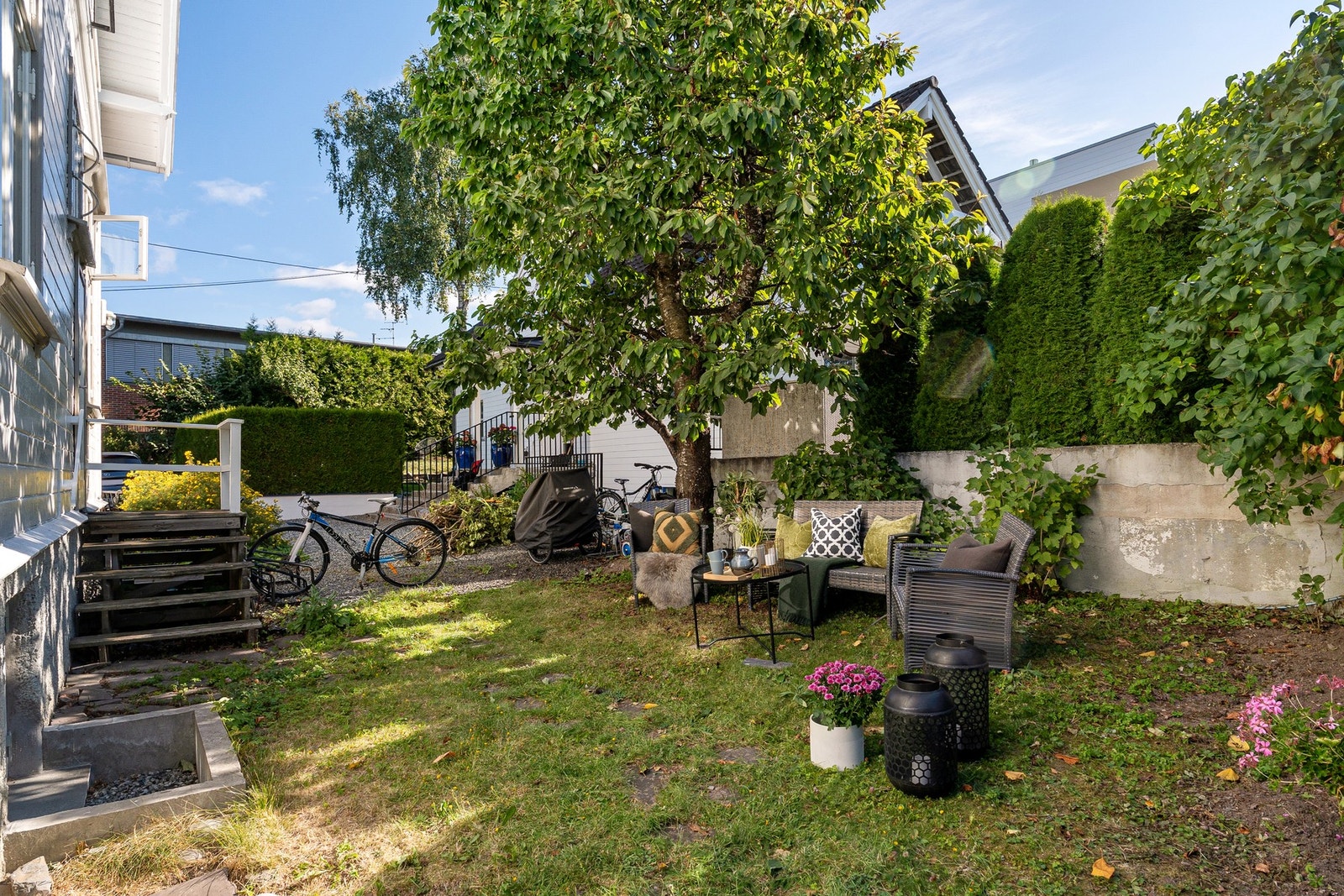 Leiligheten disponerer eget uteområde på østsiden av huset Galleribilde