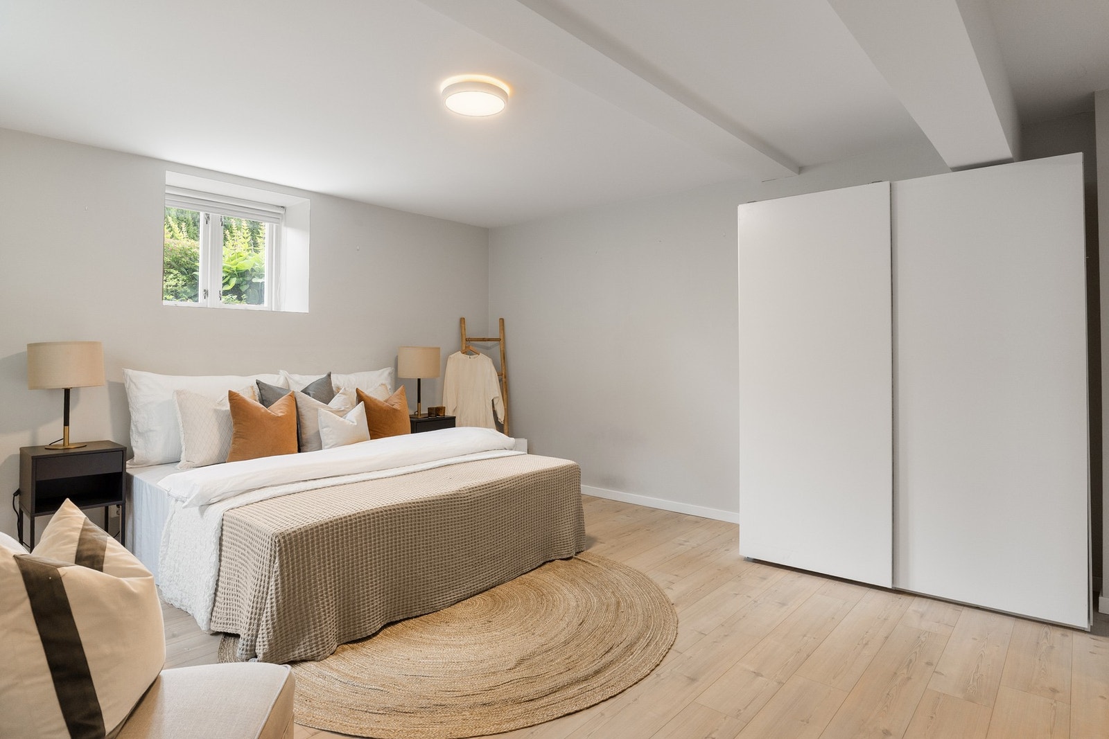 God plass til oppbevaring i skyvedørsgarderobe. Galleribilde