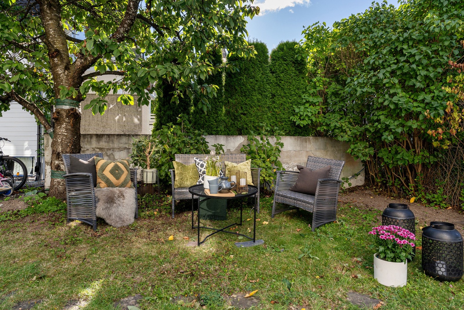 Eiet tomt opparbeidet med gressplen, trær, prydbusker og diverse beplantning. Galleribilde