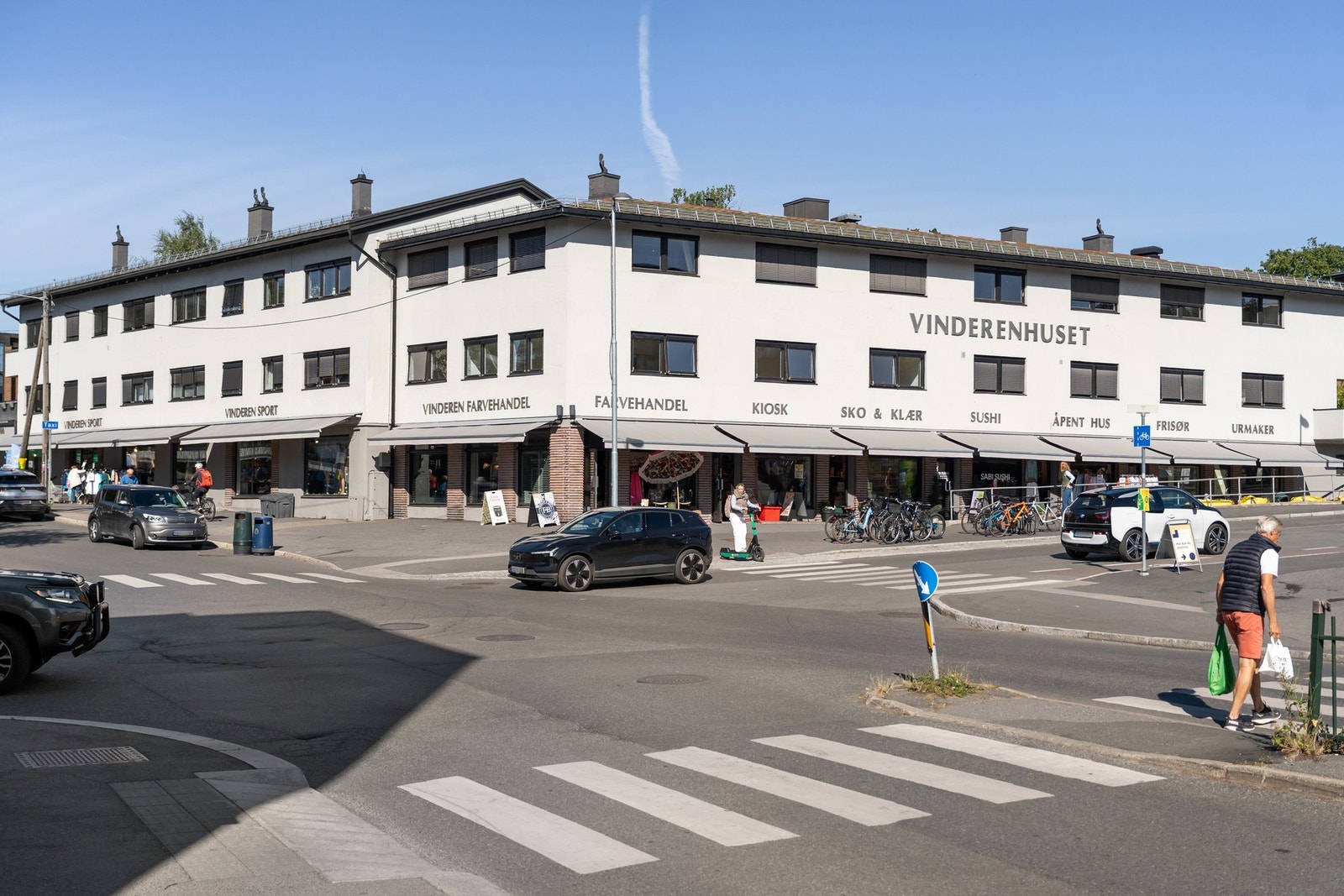 Kort vei til Vinderen sentrum som har de fleste fasiliteter. Galleribilde