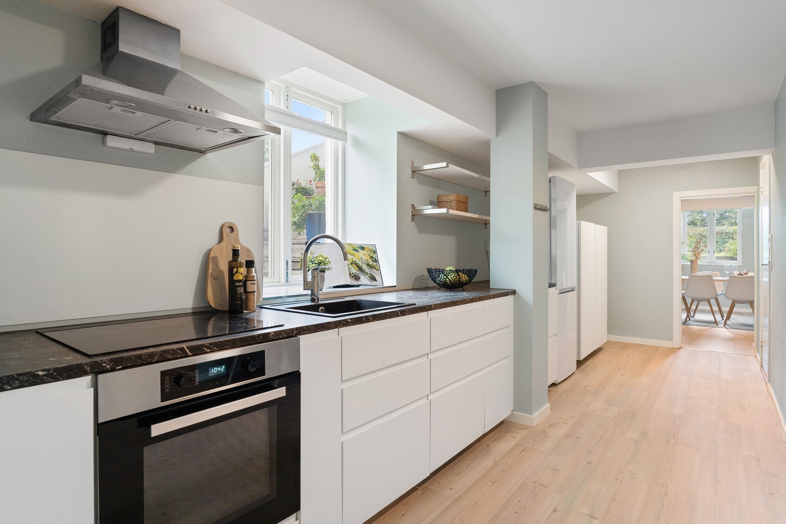 Kjøkkenet har montert lekkasjestoppere og komfyrvakt. Galleribilde