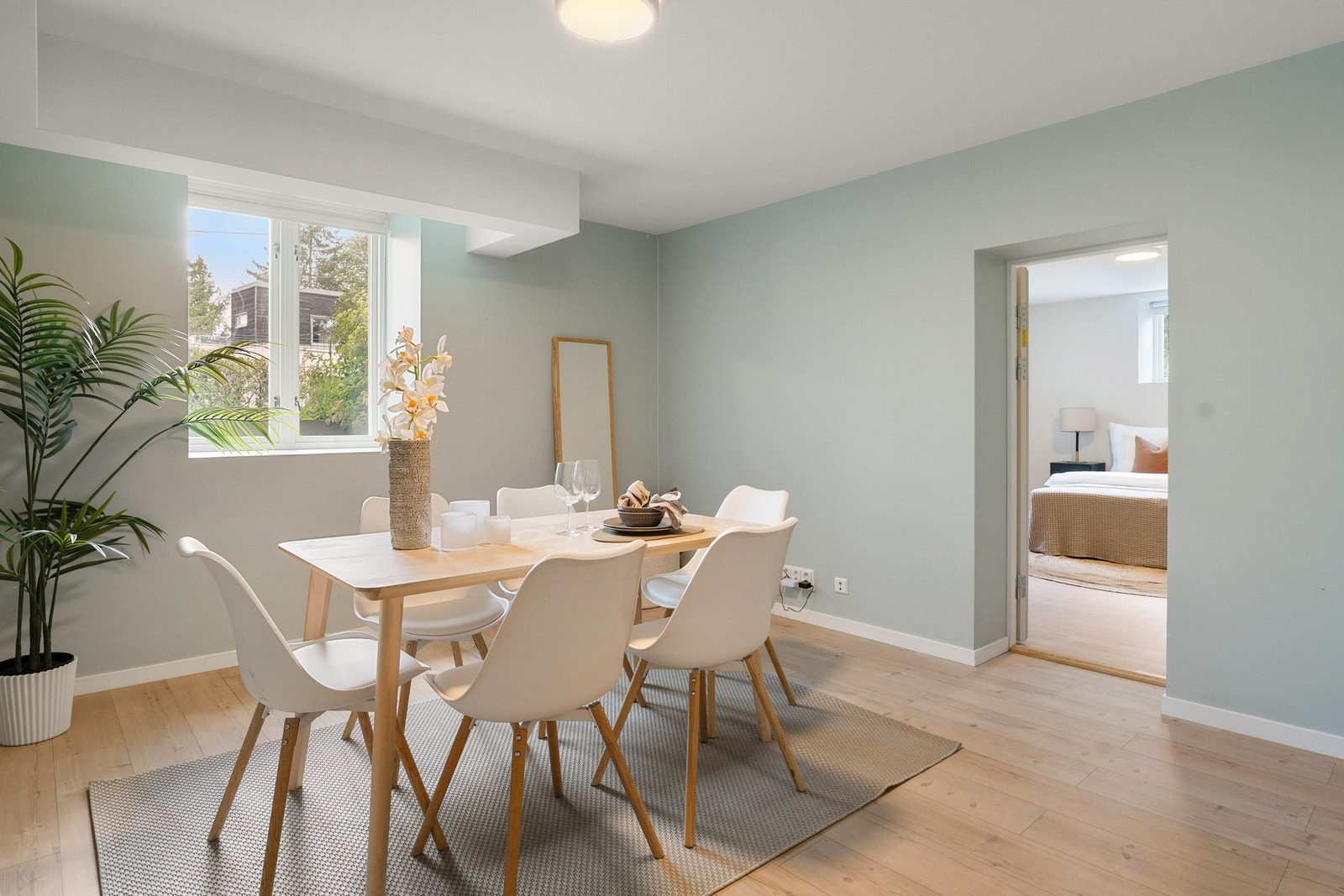 En romslig og tiltalende leilighet fra 2017 i en flott tremannsbolig fra 1887. Galleribilde