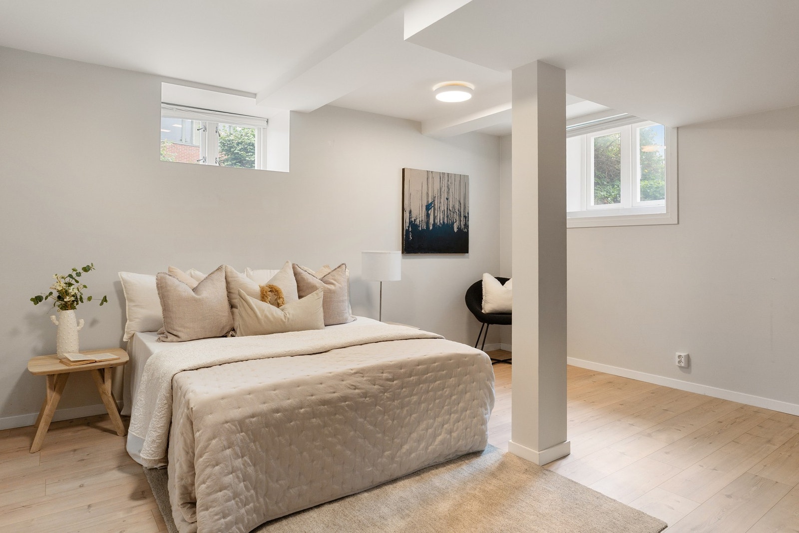 Soverom 2 har god plass til dobbeltseng og tilhørende møblement. Galleribilde