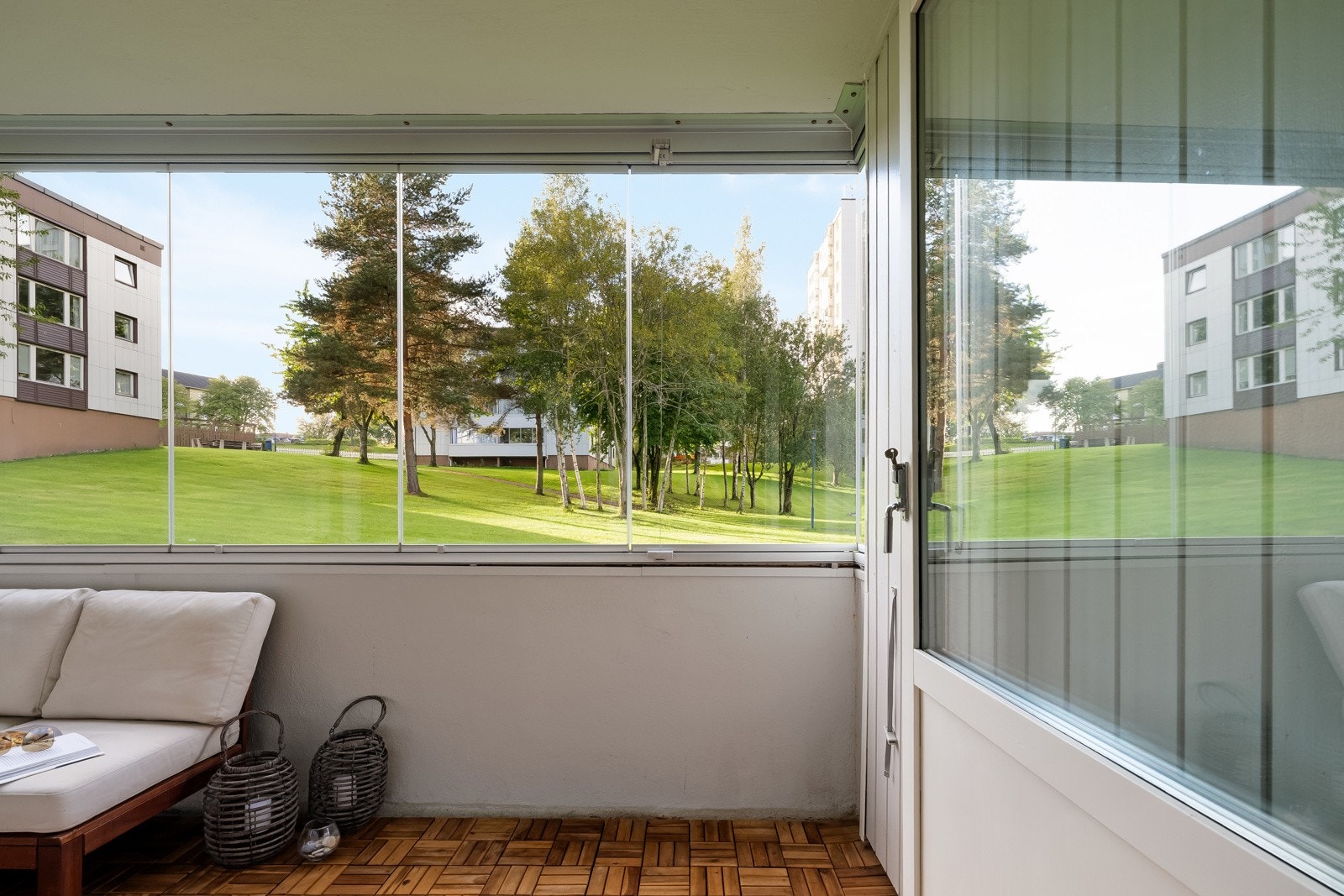 Fra stuen er det utgang til en herlig, innglasset balkong på ca. 9m². Innglassingen kan lukkes igjen, noe som gjør at balkongen kan benyttes store deler av året. Galleribilde