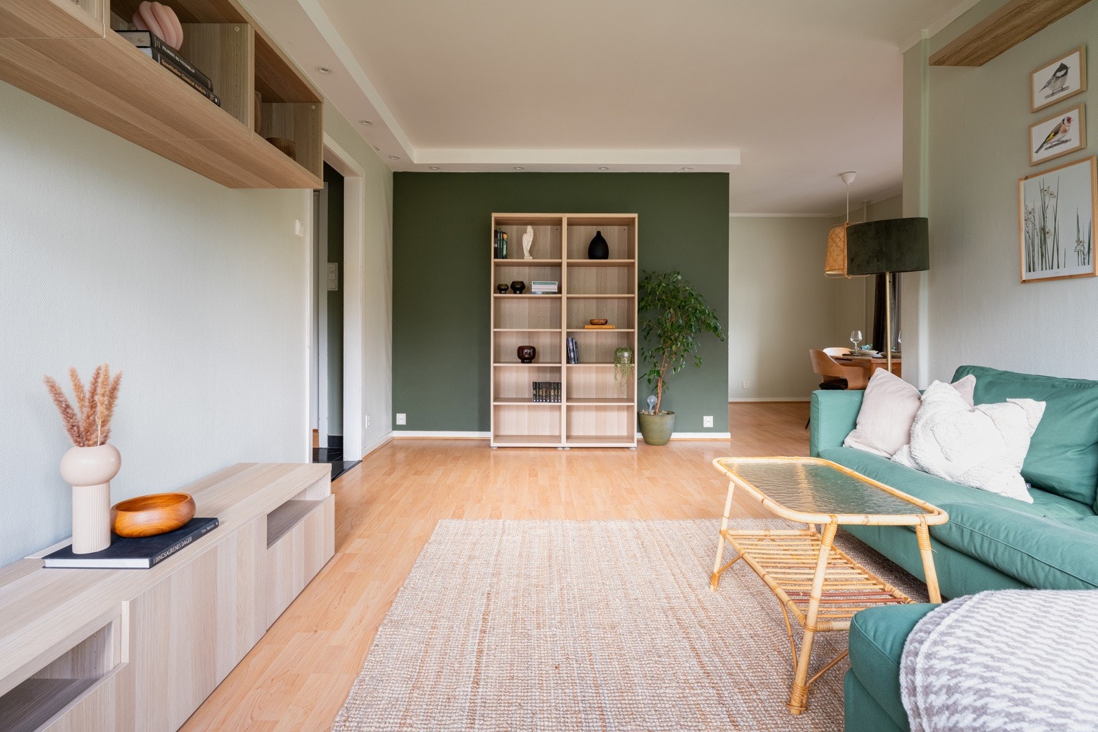 Stuen har gode møbleringsmuligheter med god plass til sofagruppe, TV-seksjon, spisebord og annet ønsket møblement. Galleribilde