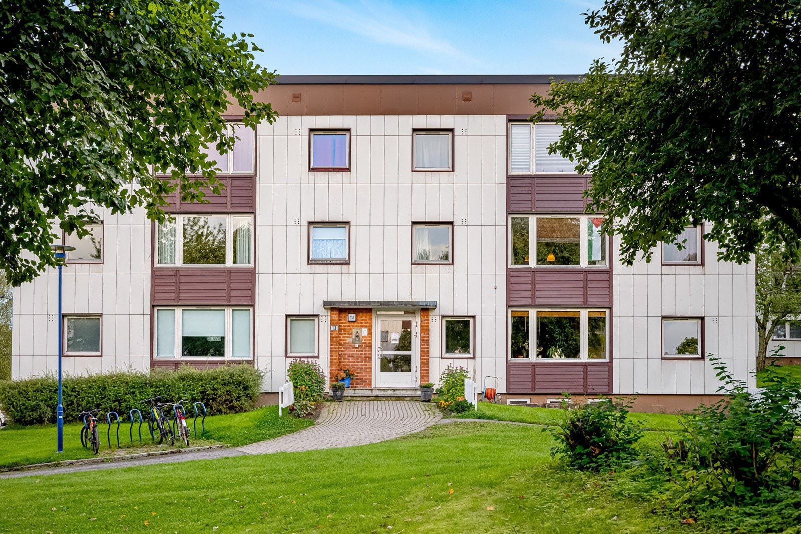 Leiligheten disponerer 1 bod og avgrenset plass i felles bod. Bod (merket nr 12/14) på 4m² og avgrenset plass på 5m² (uten skillevegger) i fellesarealer i kjeller. Galleribilde