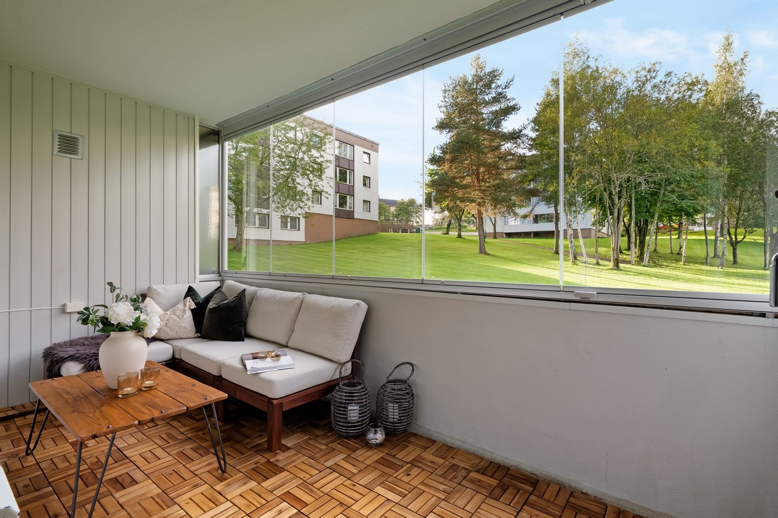 God plass til diverse utemøblement, grill og planter (gass- og elektrisk grill er tillatt). Uteplassen er utstyrt med stikkontakt. Galleribilde