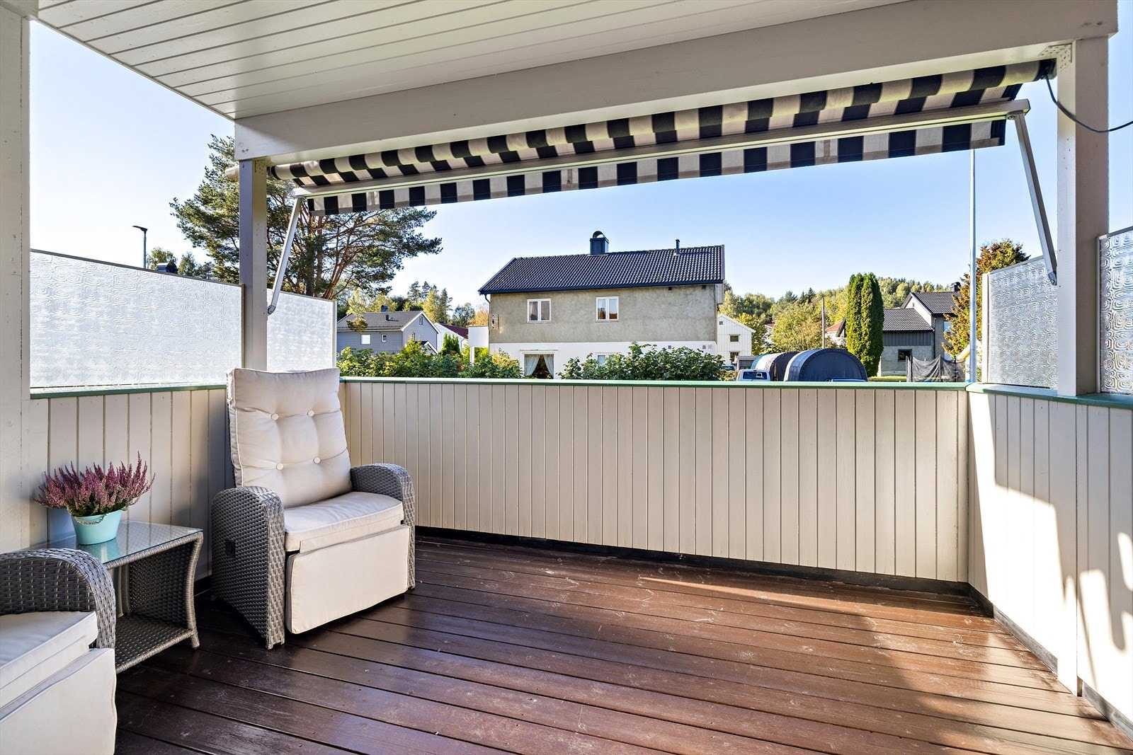 Balkong med markise Galleribilde