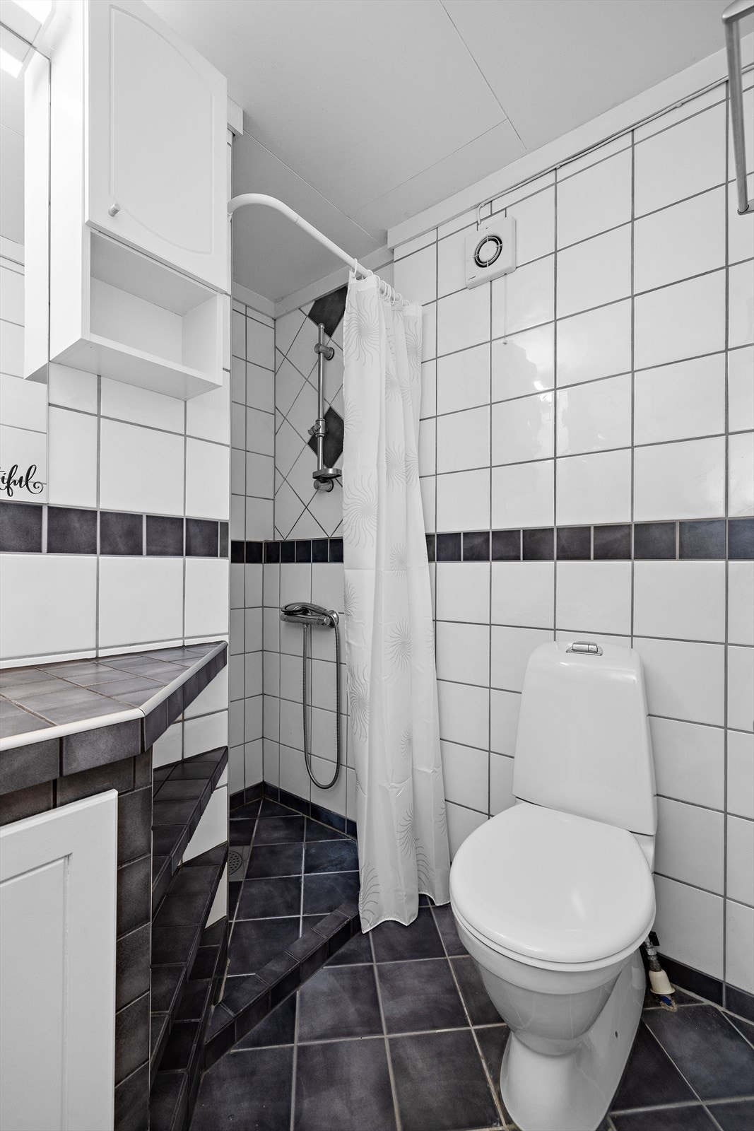 Flislagt bad/wc med plassbygd baderomsinnredning Galleribilde