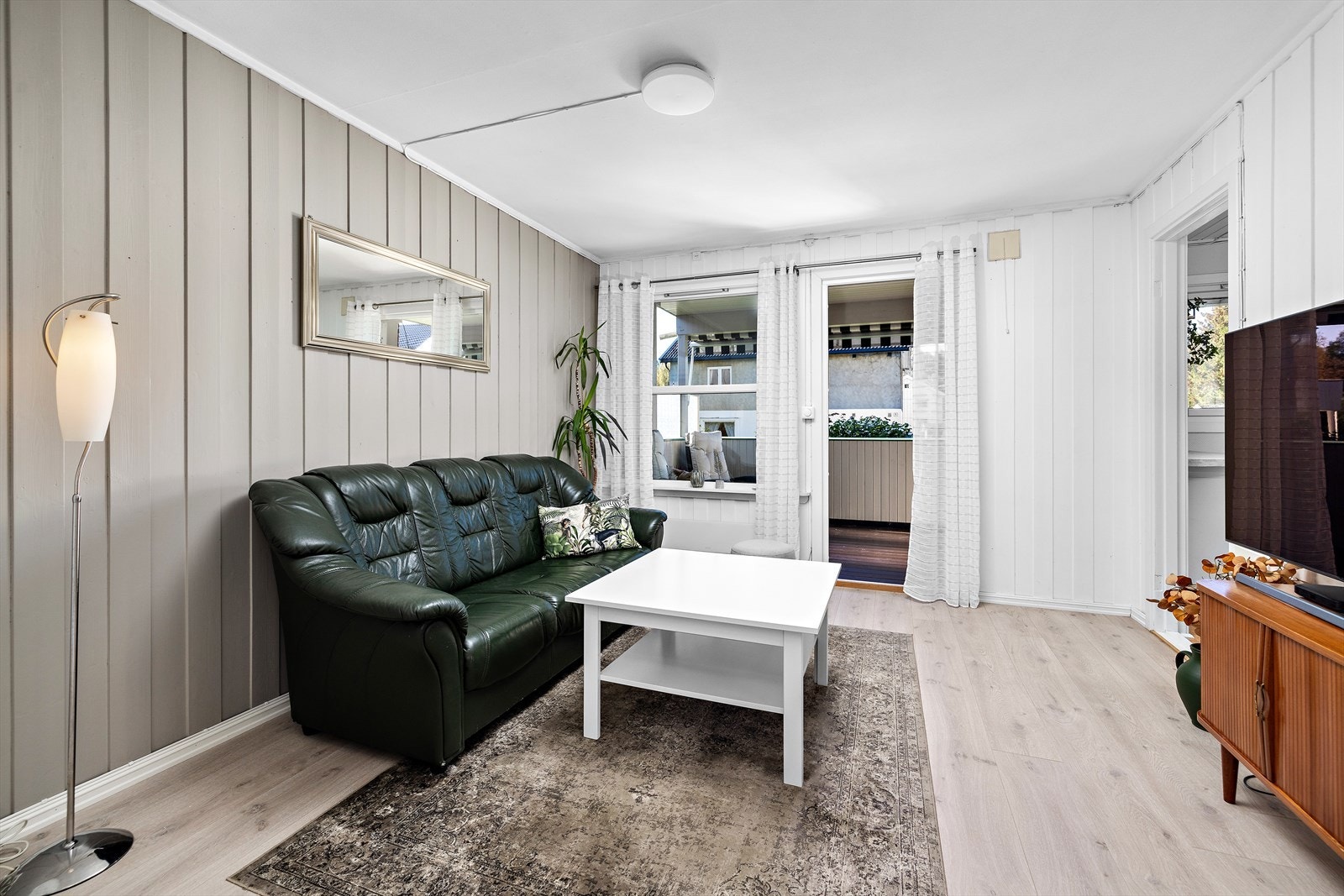 Det er malt panel på vegger, laminat på gulv Galleribilde