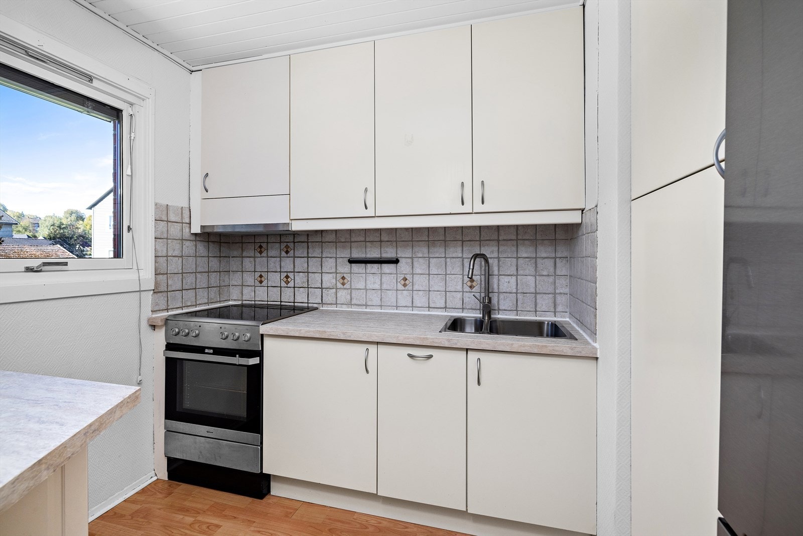 Lys kjøkkeninnredning med takhøye skap Galleribilde