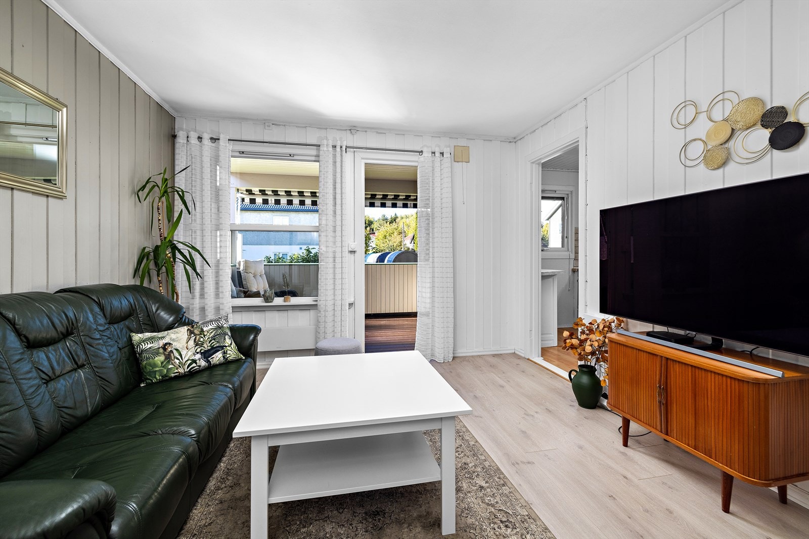 Vegg i vegg med stue er det dør til kjøkkenet Galleribilde