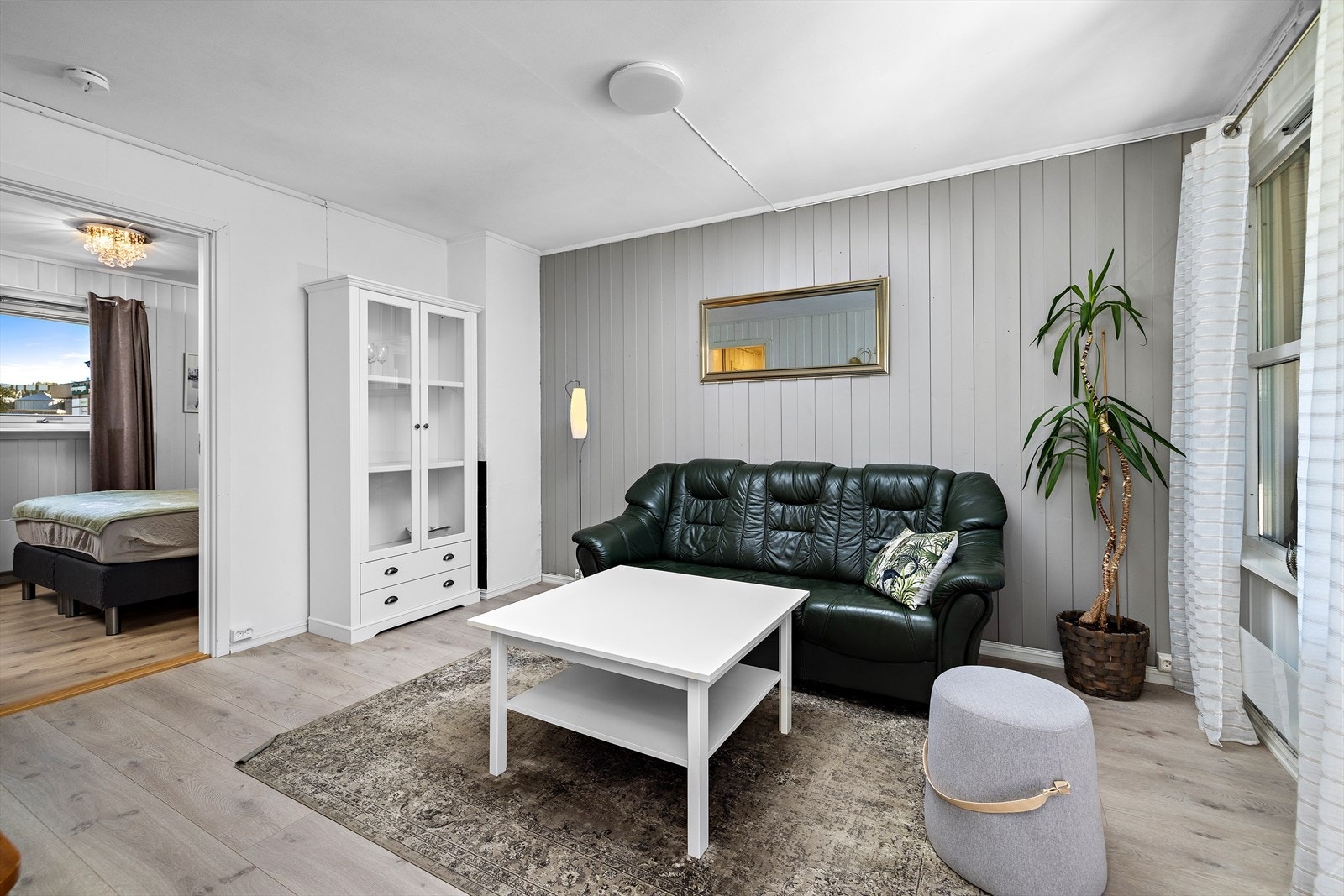 Stuen har lyse gulv og overflater Galleribilde