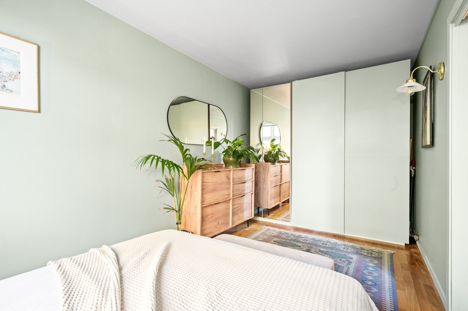 Det er rikelig med oppbevaringsplass i en romslig skyvedørsgarderobe. Galleribilde