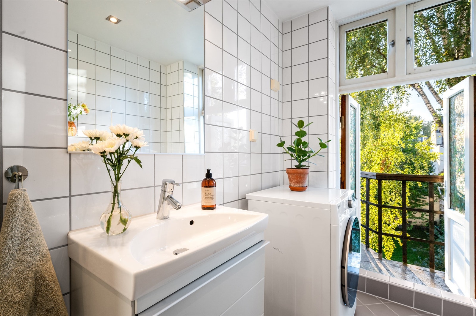 Det er opplegg for vaskemaskin. Fra badet er det utgang til brannbalkong. Galleribilde