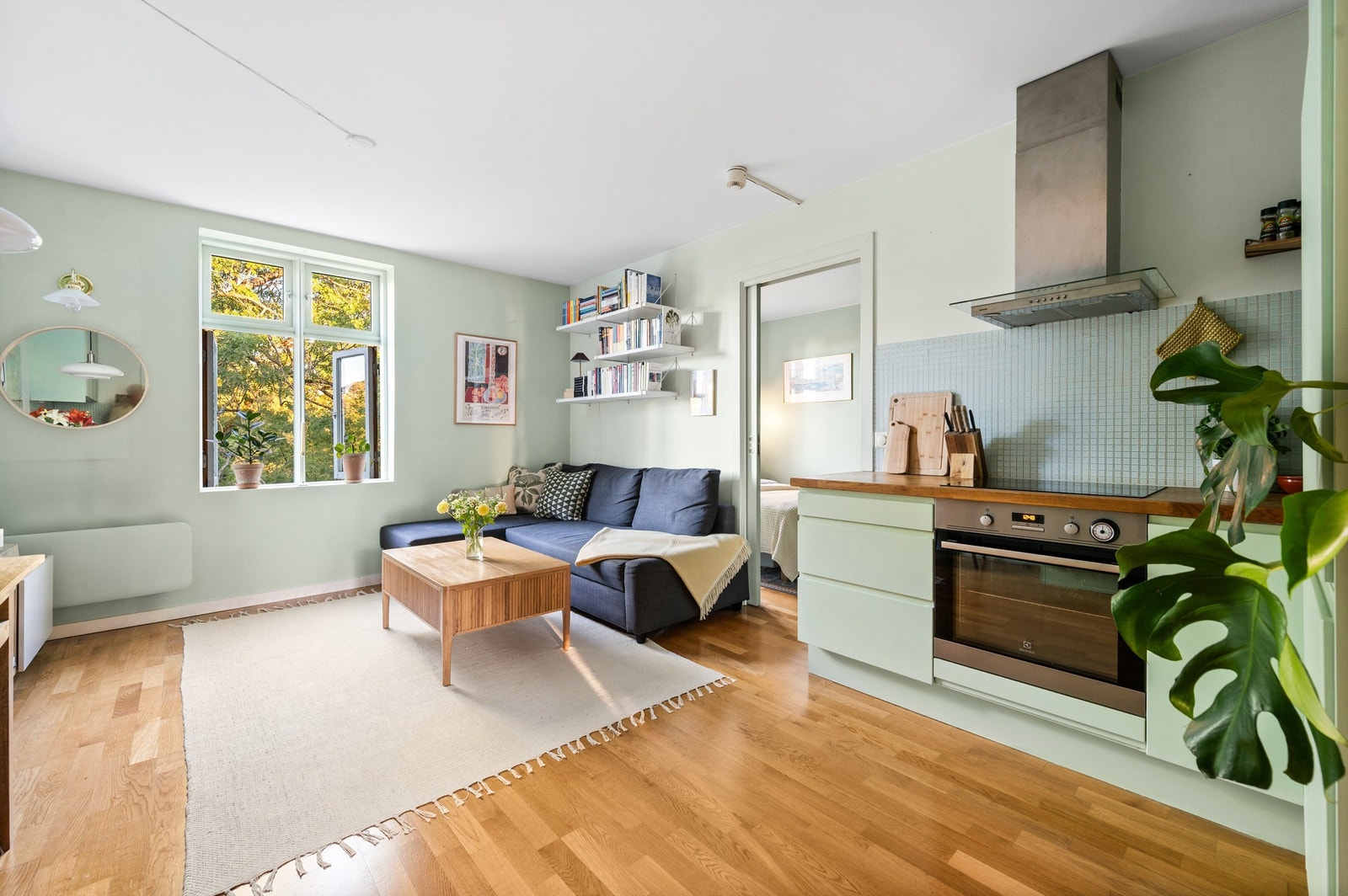Det er store vindusflater som slipper inn rikelig med lys og som bidrar til å skape en luftig følelse i leiligheten. Galleribilde