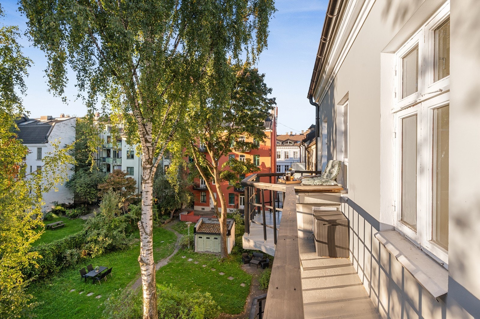 Fra balkongen har du et behagelig utsyn mot frodige grøntområder. Galleribilde