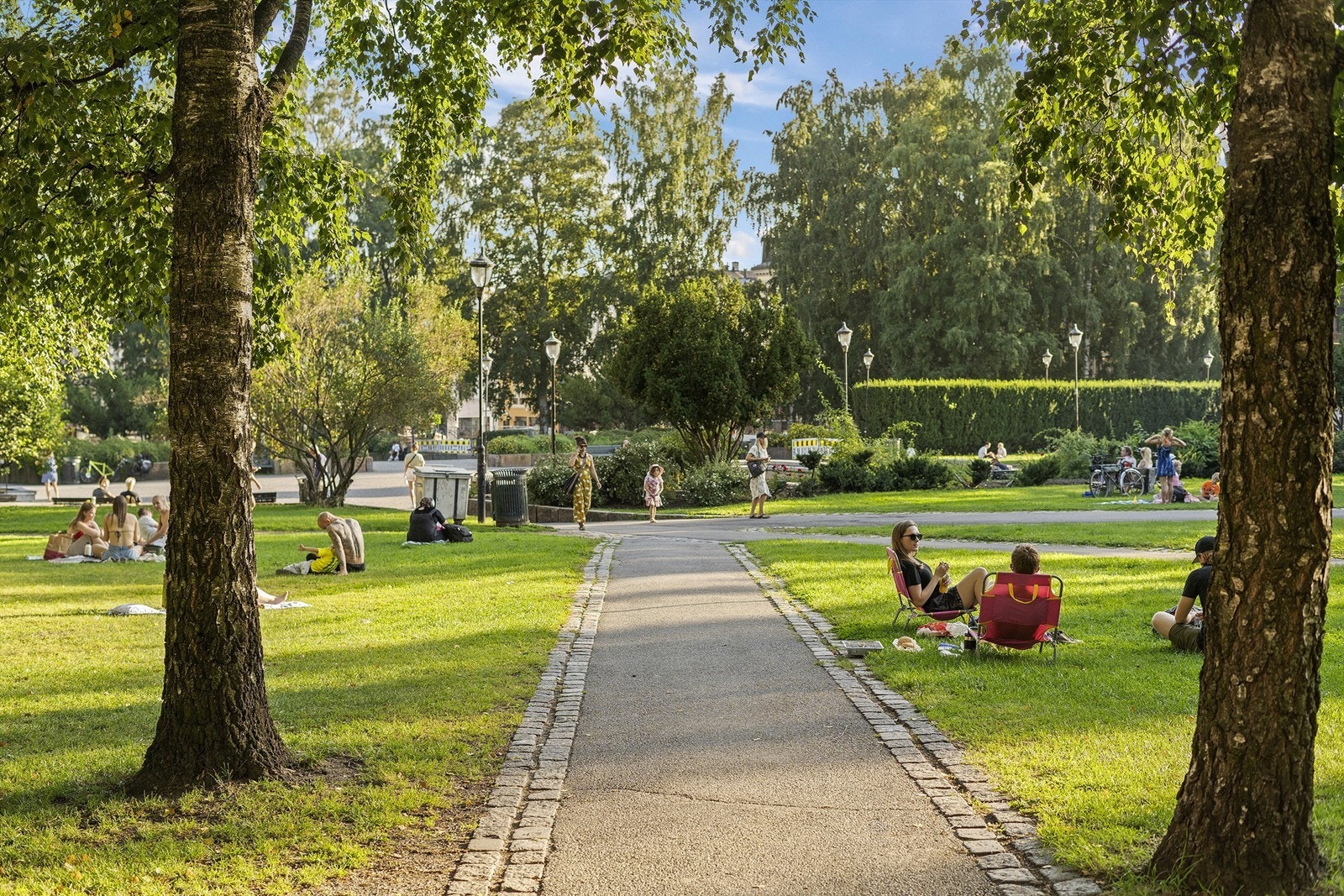 Fra leiligheten er det kort vei til Løkkas mange flotte parker som Birkelunden med grønne plener, fontener og ukentlige søndagsmarkeder. Galleribilde