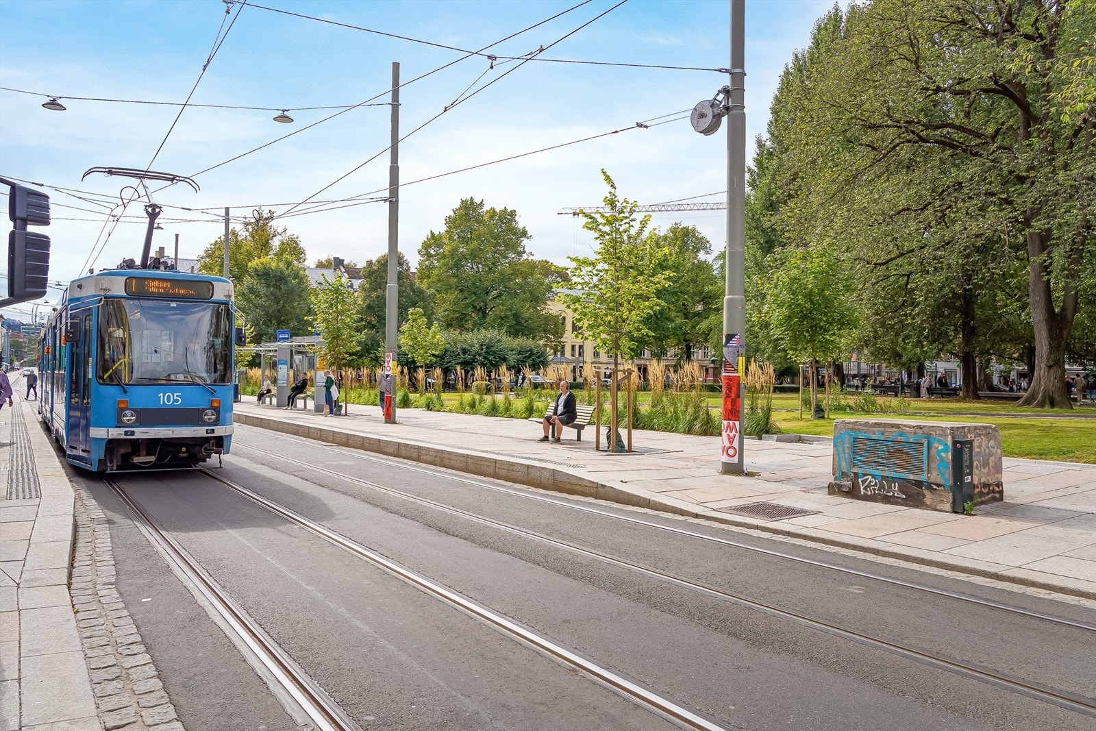 Svært godt kollektivtilbud med både trikkeholdeplass og bussholdeplass rett utenfor. Trikkelinjene 11, 12 og 18, samt flere busslinjer som 21 og 30 gjør det enkelt å komme seg både på kryss og tvers gjennom byen. I tillegg går flybussen fra Sannergata. Galleribilde