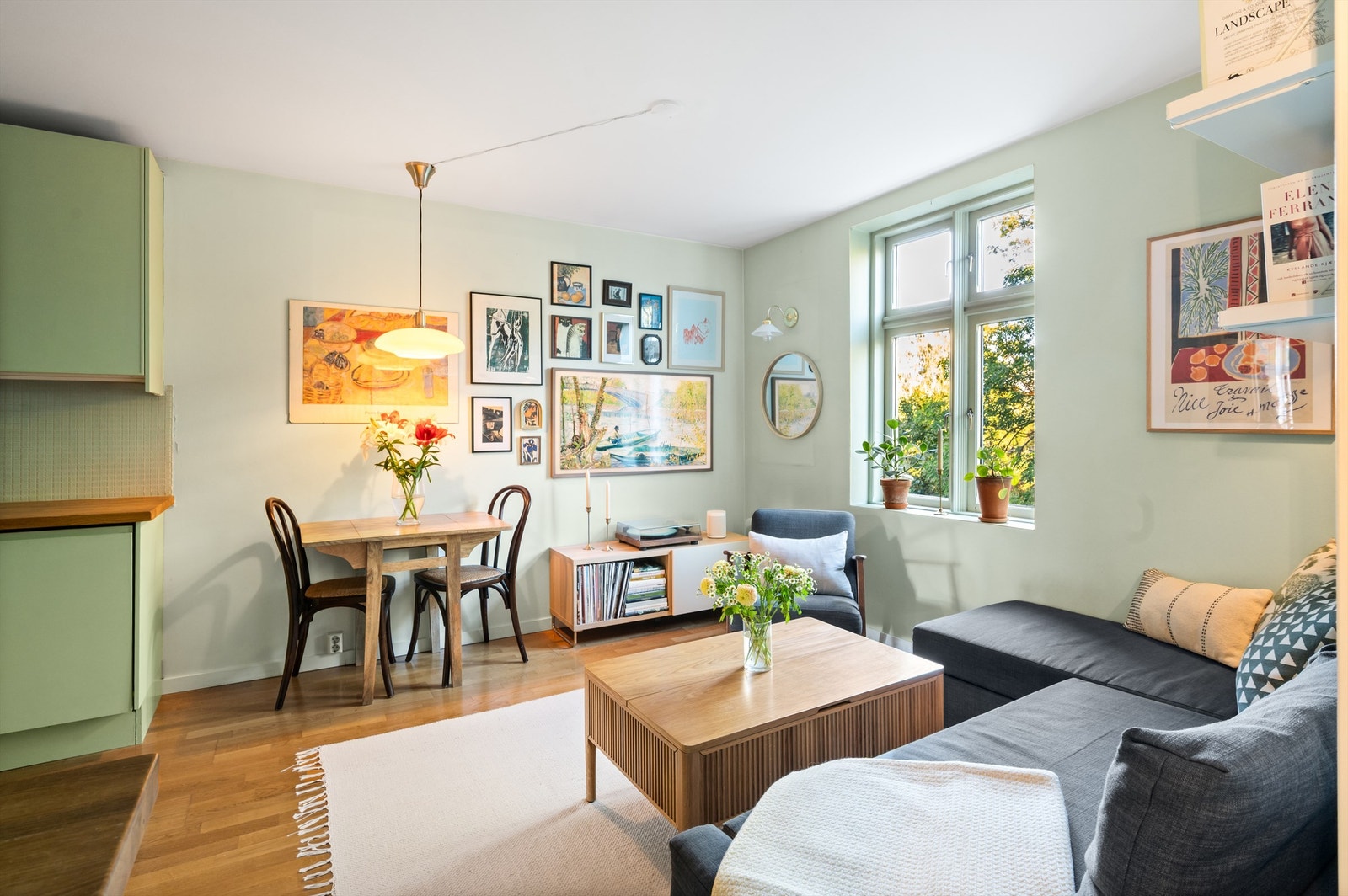 I stuen er det også en naturlig plass for å innrede med et spisebord. Galleribilde