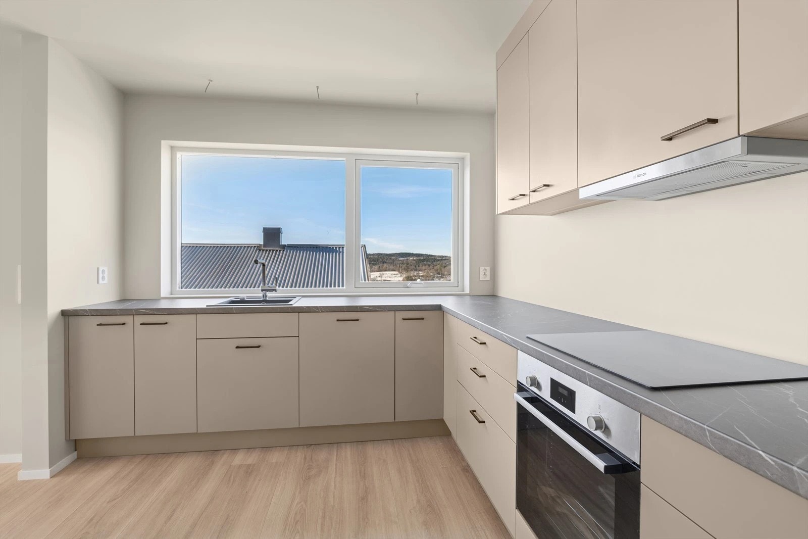 Kjøkken - bilder av denne boligen er fra "8C". Boligen er speilvendt av det bildene viser. Galleribilde