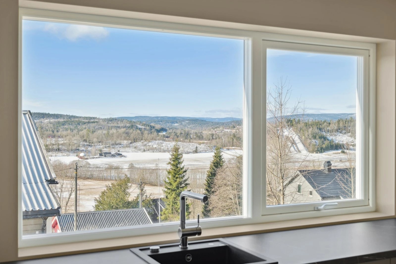 Utsikt fra kjøkken - bilder av denne boligen er fra "8C". Boligen er speilvendt av det bildene viser Galleribilde