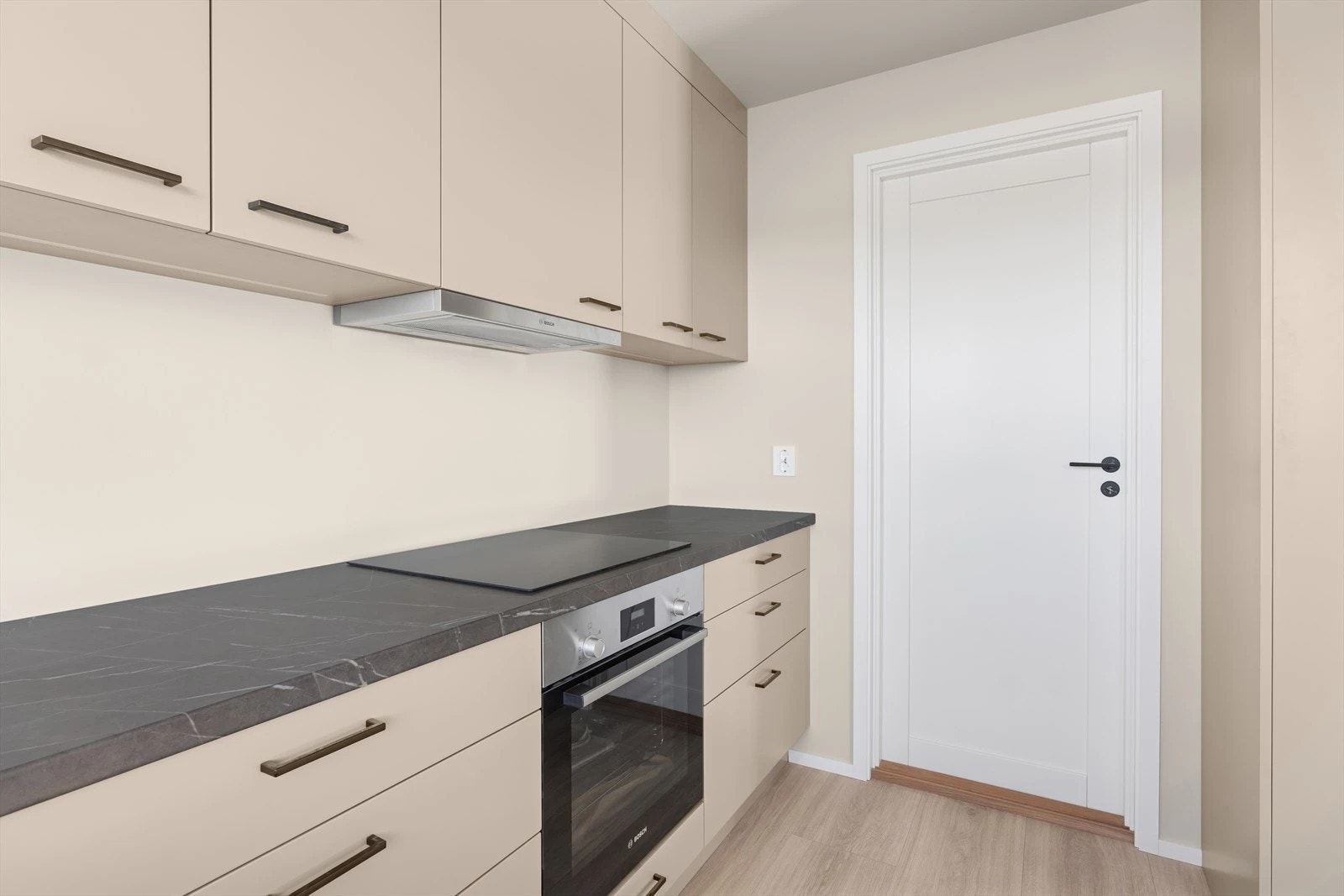 Kjøkken - bilder av denne boligen er fra "8C". Boligen er speilvendt av det bildene viser. Galleribilde