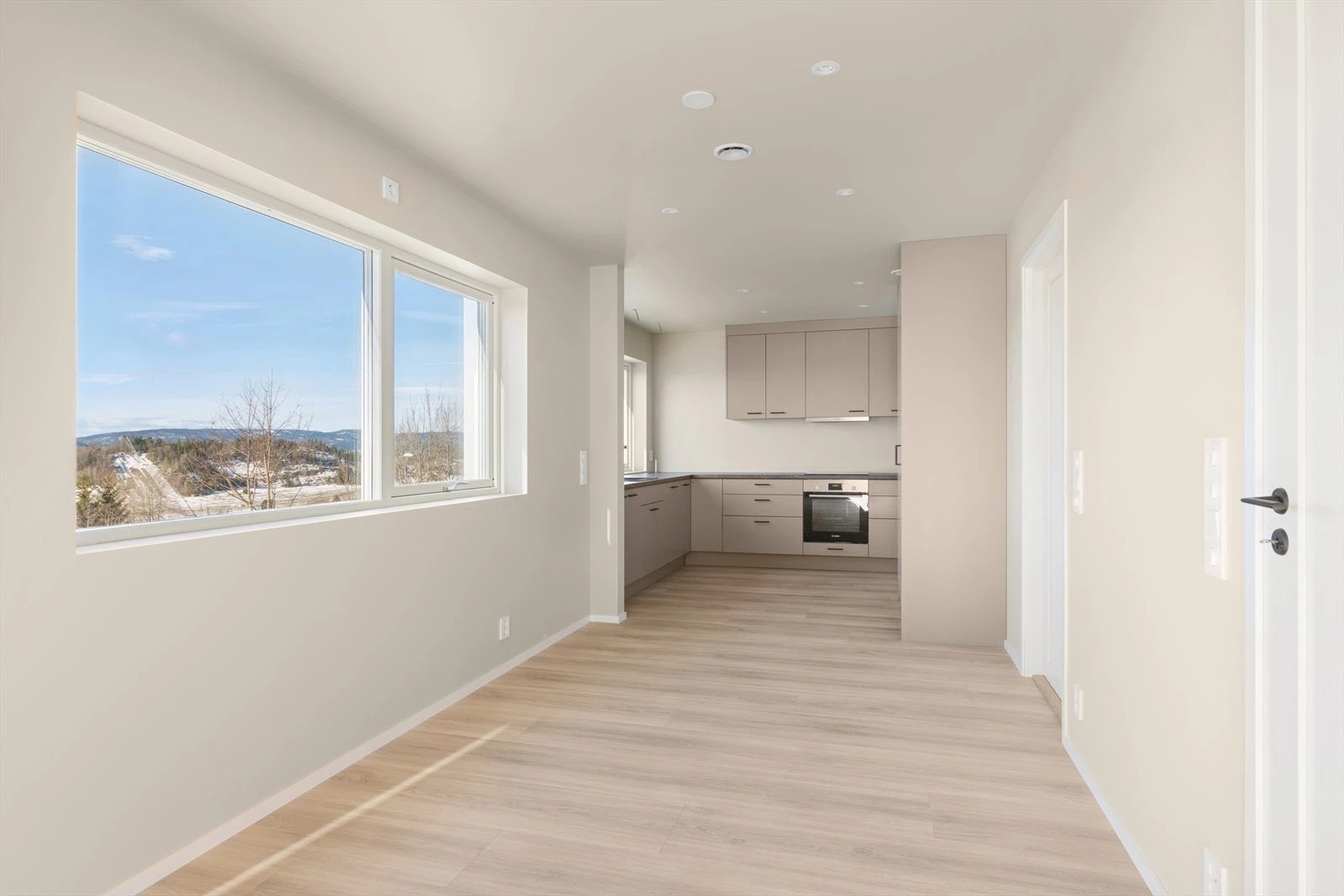 Stue/kjøkken - bilder av denne boligen er fra "8C". Boligen er speilvendt av det bildene viser. Galleribilde