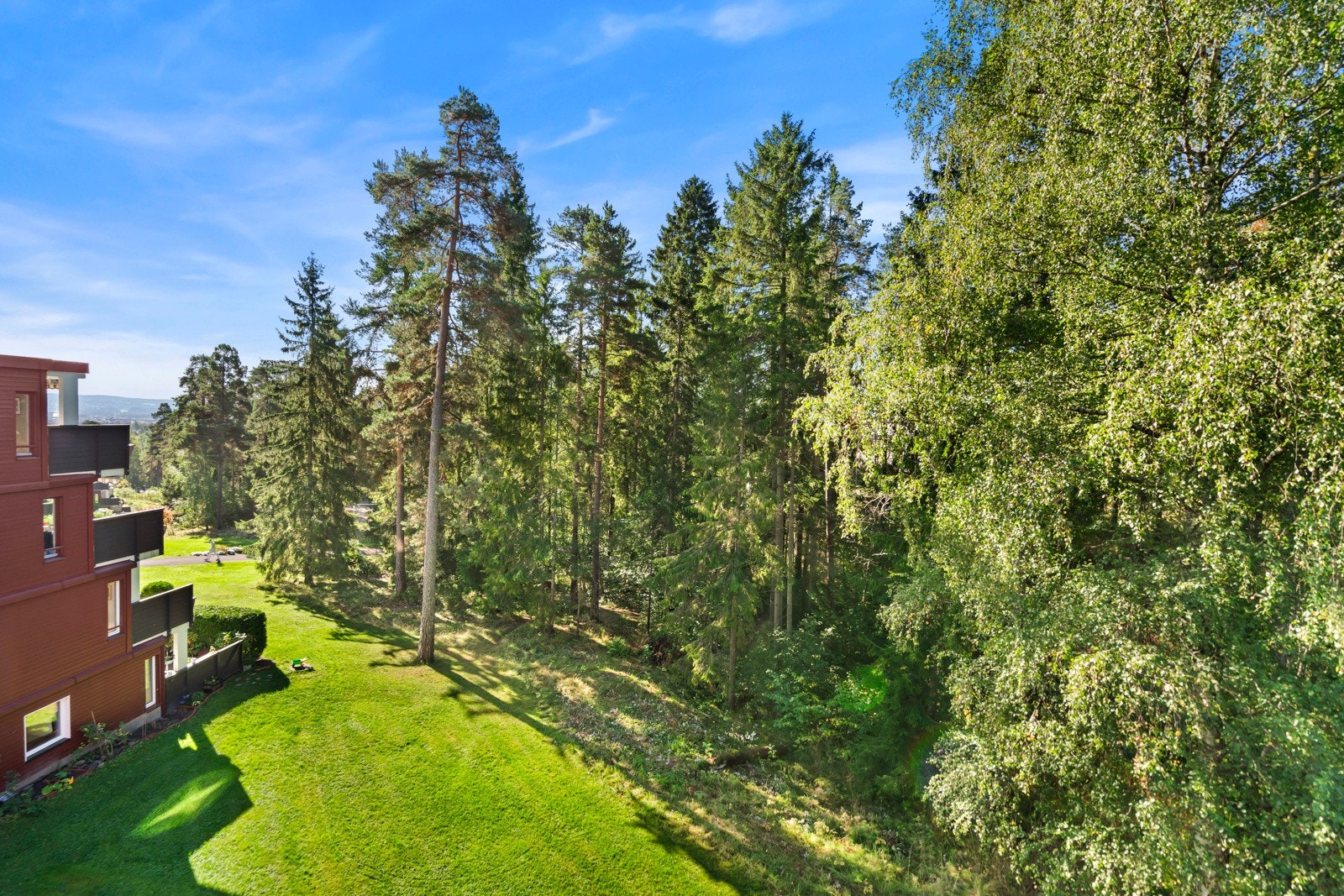 Balkongen vender mot rolige omgivelser og gir perfekte rammer for å nyte varme sommerdager. Galleribilde