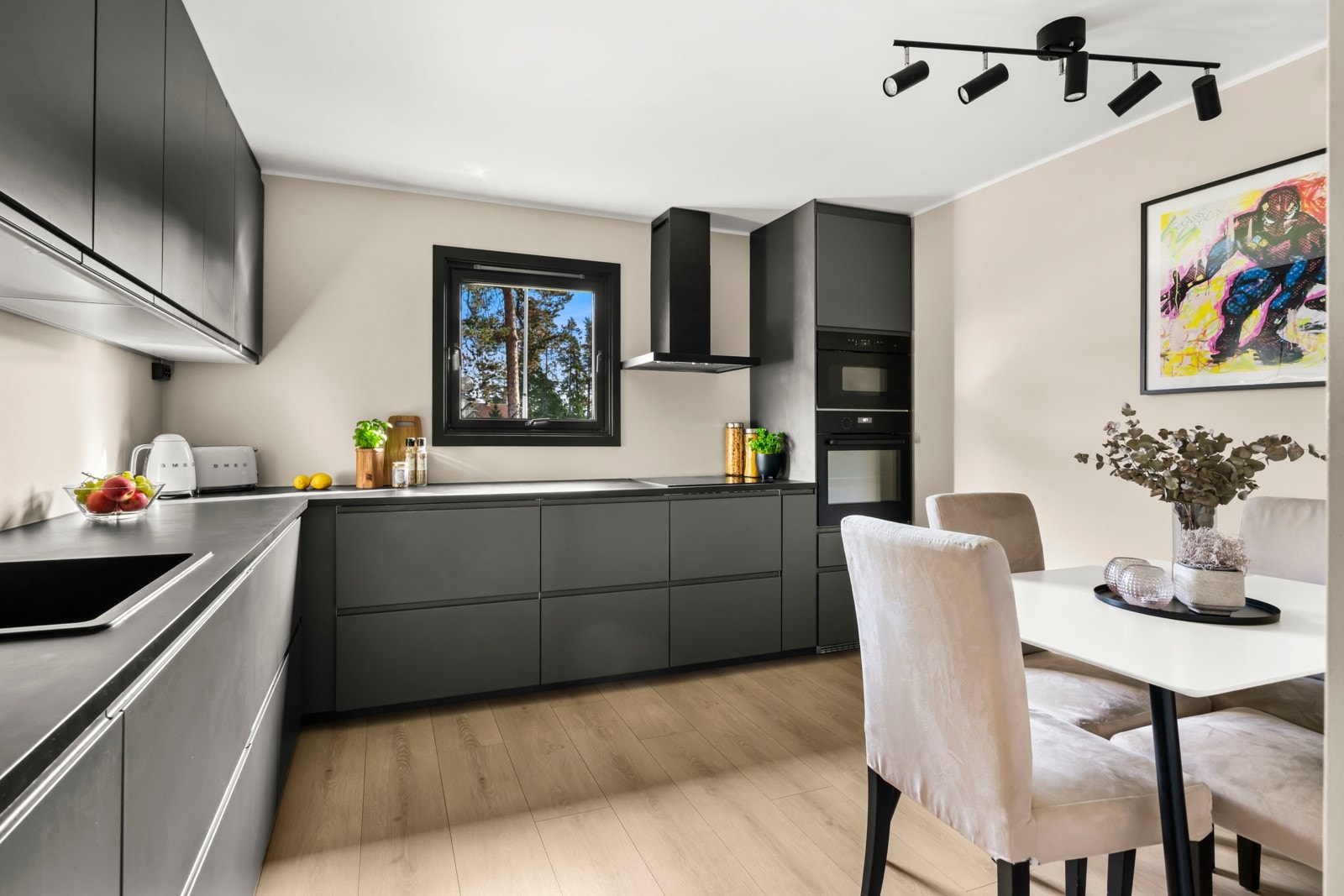 Pent og moderne kjøkken fra 2022. Galleribilde