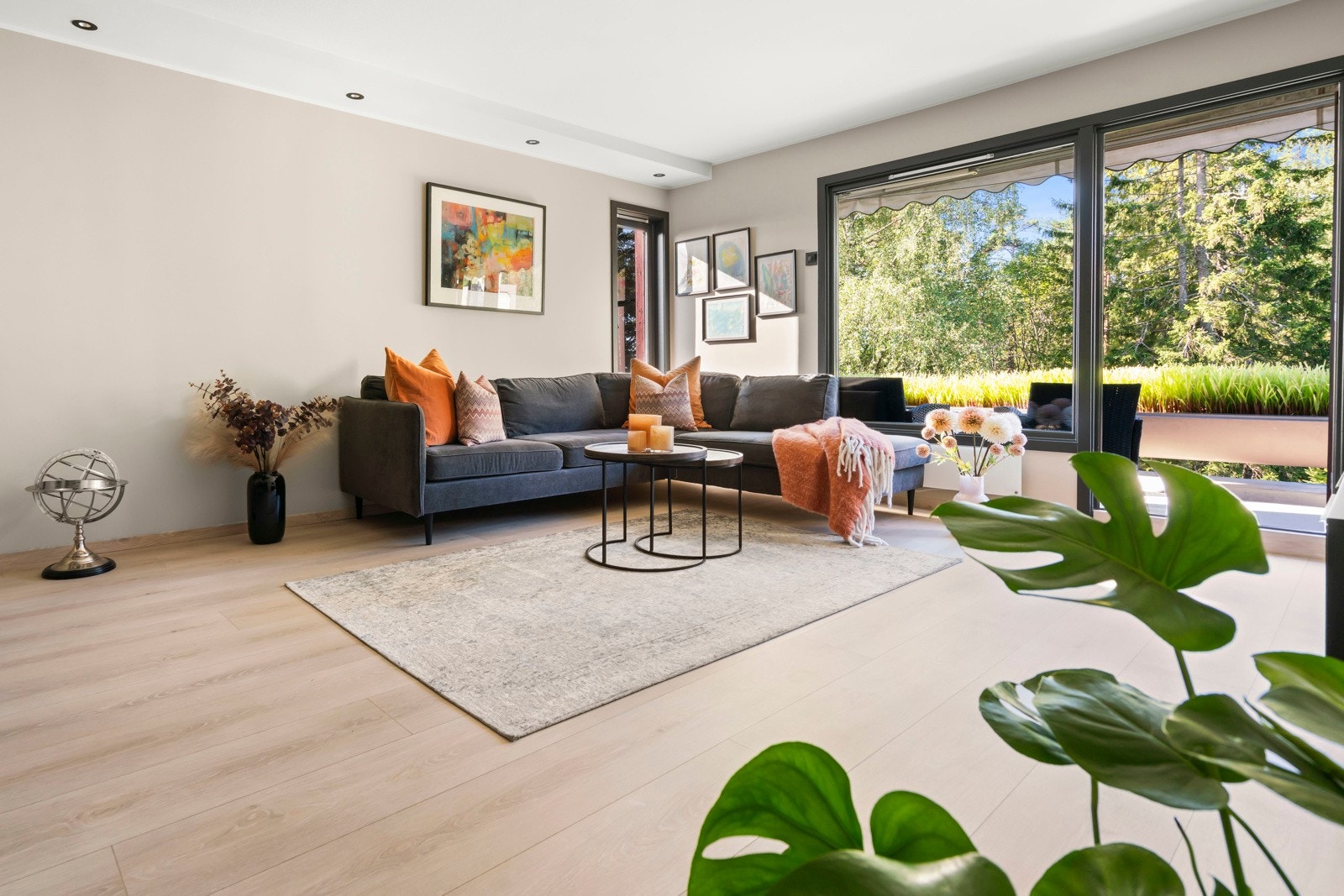 Lys og romslig stue med god plass til sofagruppe og tilhørende møblement. Galleribilde