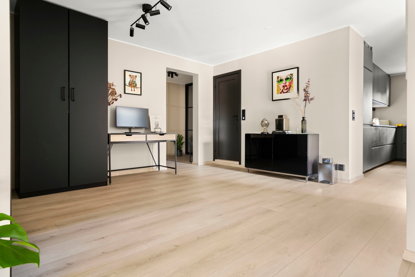 Fra entreen er det direkte tilgang til baderommet. Videre finnes god plass til oppbevaring i skap, samt en kontorplass som er ideell for hjemmekontor. Galleribilde