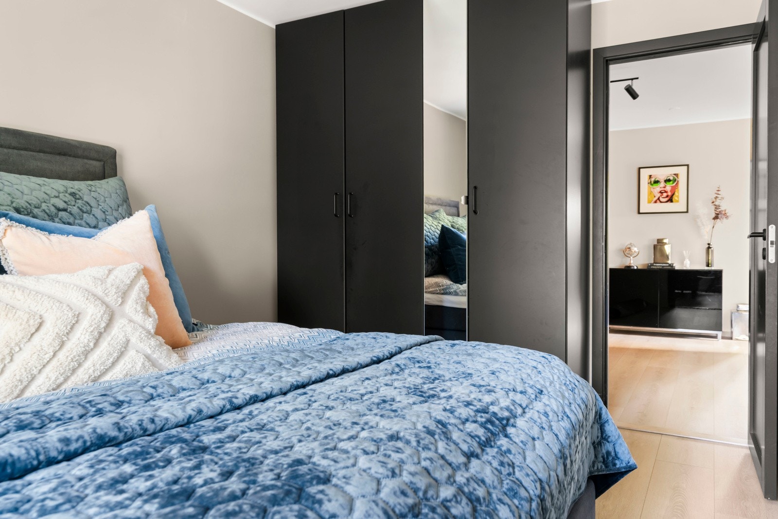 Rommet byr på rikelig oppbevaringsplass i doble garderobeskap og fremstår som både praktisk og innbydende. Galleribilde