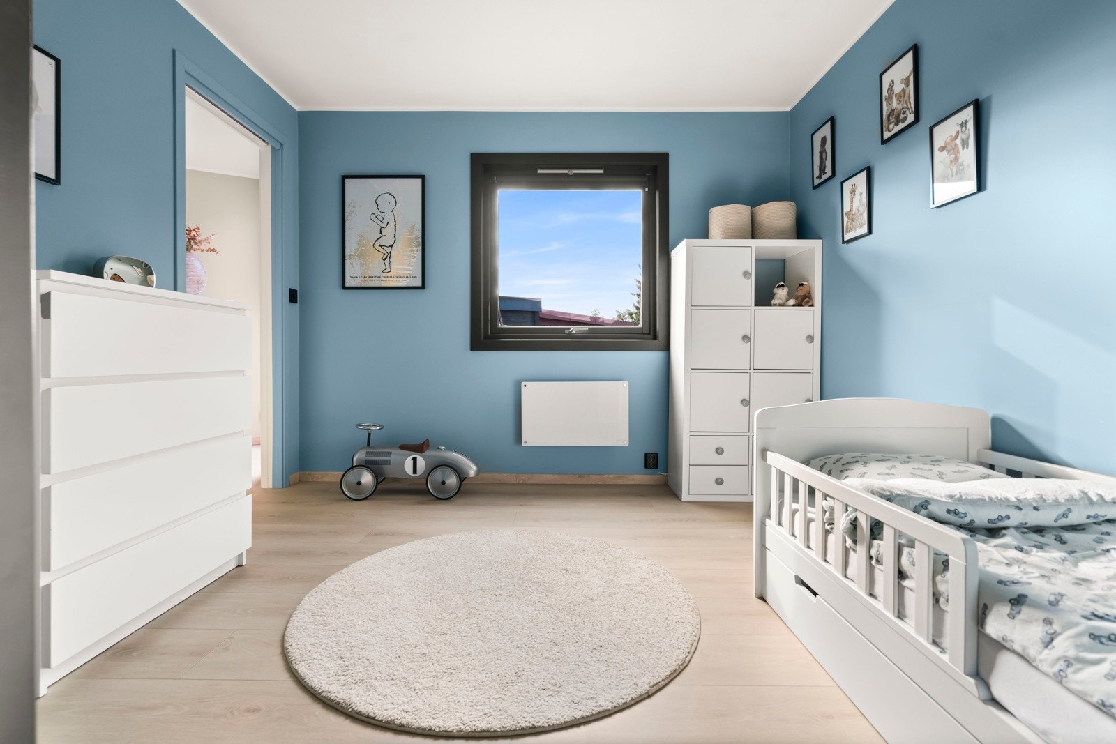 Leilighetens andre soverom med god plass til dobbeltseng og tilhørende oppbevaring. Galleribilde