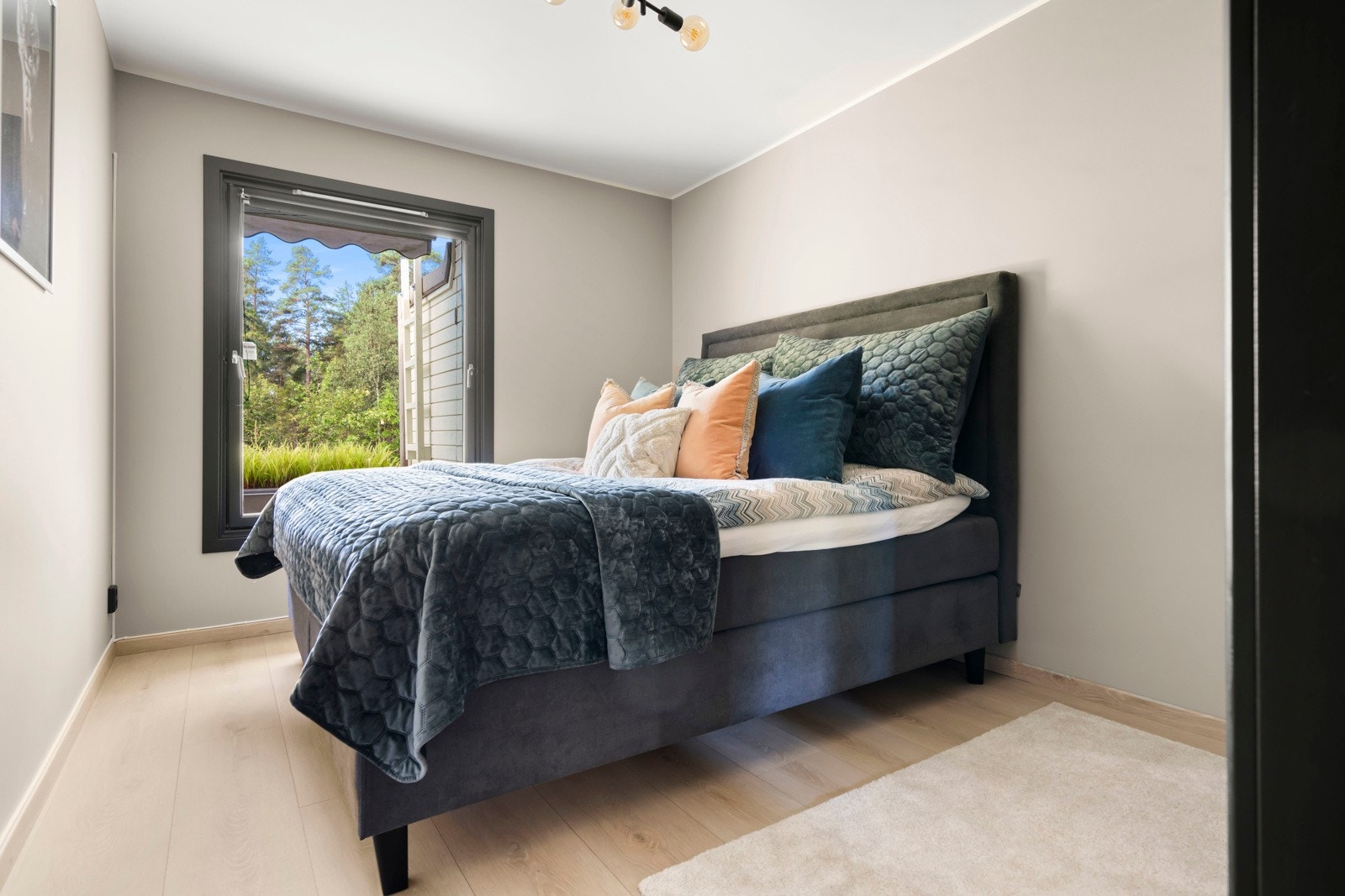 Romslig hovedsoverom med god plass til dobbeltseng og nattbord på hver side. Galleribilde