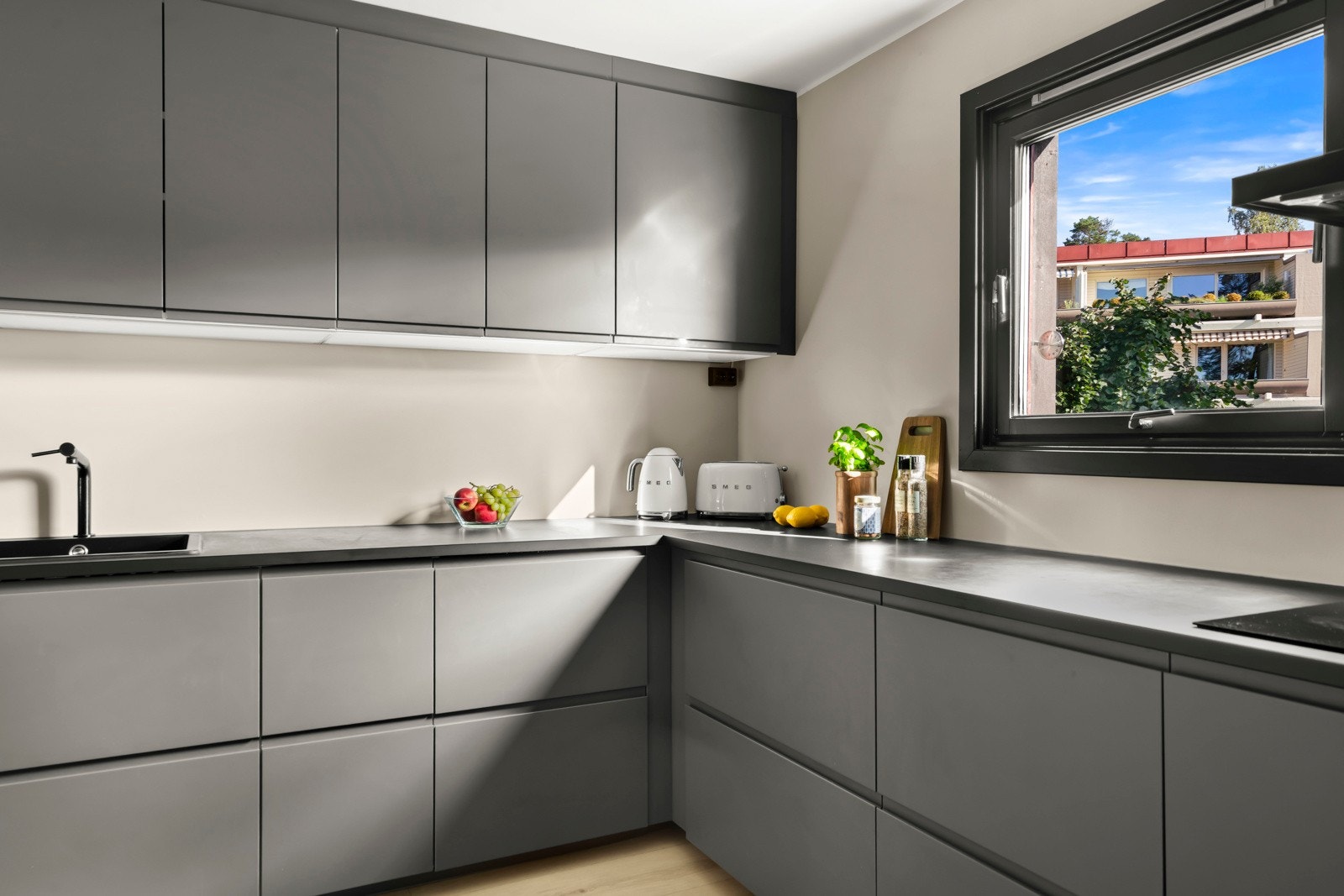 Kjøkkenet har benkeplate i laminat med nedfelt komposittkum. Det er integrert induksjonstopp, stekeovn, mikrobølgeovn, oppvaskmaskin samt kjøle-/fryseskap. Installert både komfyrvakt og aquastop/lekkasjevarsler med sensorer og magnetventil. Galleribilde