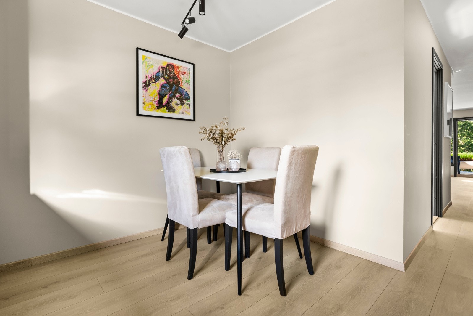 Rommet gir plass til et spisebord, perfekt for hyggelige samlinger. Galleribilde