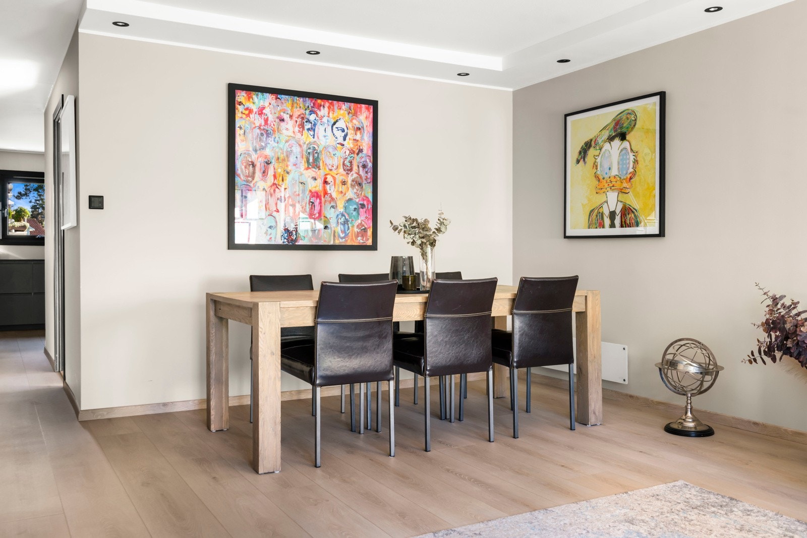 God plass til et stort spisebord, ideelt for å invitere til selskap. Galleribilde