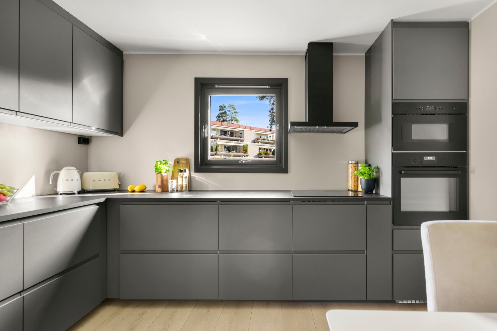 Innredningen er gjennomført med mørke fronter kombinert med sorte detaljer og hvitevarer, noe som gir et stilrent uttrykk. Galleribilde