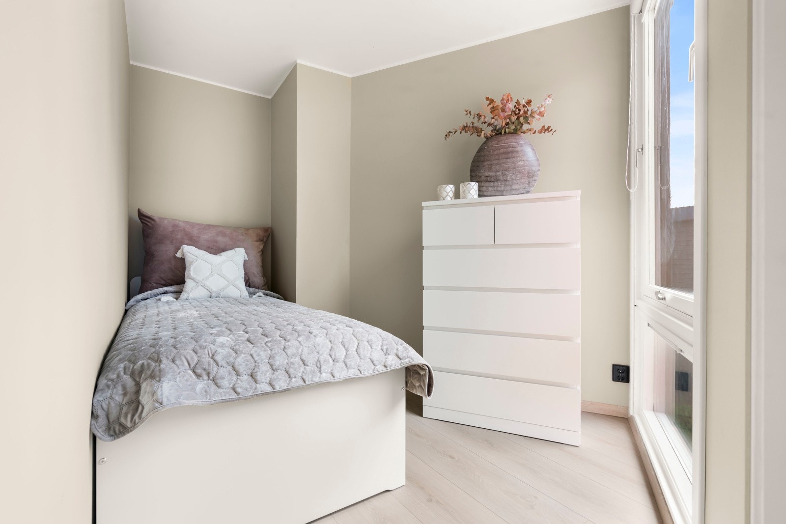 Leilighetens tredje soverom med plass til seng og tilhørende oppbevaring. Galleribilde