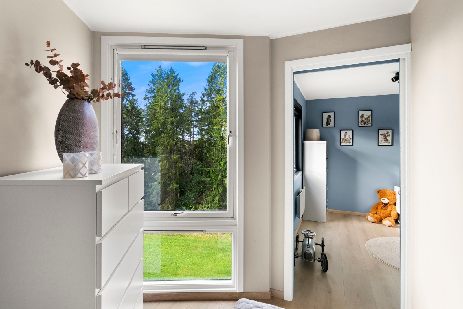 Store vindusflater slipper inn rikelig med naturlig lys, noe som gjør soverommet lyst og luftig. Galleribilde