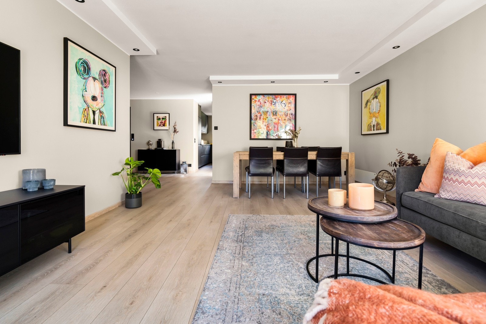 Gjennomgående lys fra kjøkken til stue skaper en åpen og lys atmosfære. Galleribilde