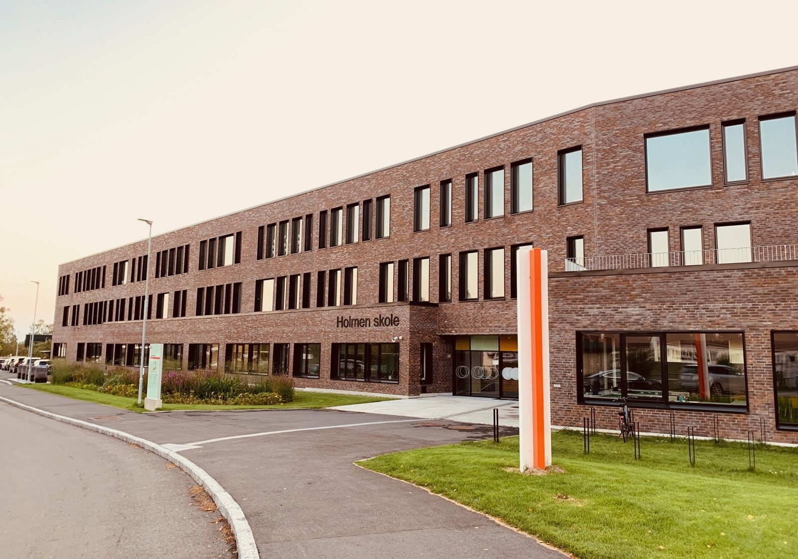 Holmen skole ligger bare en kort gåtur unna. Galleribilde