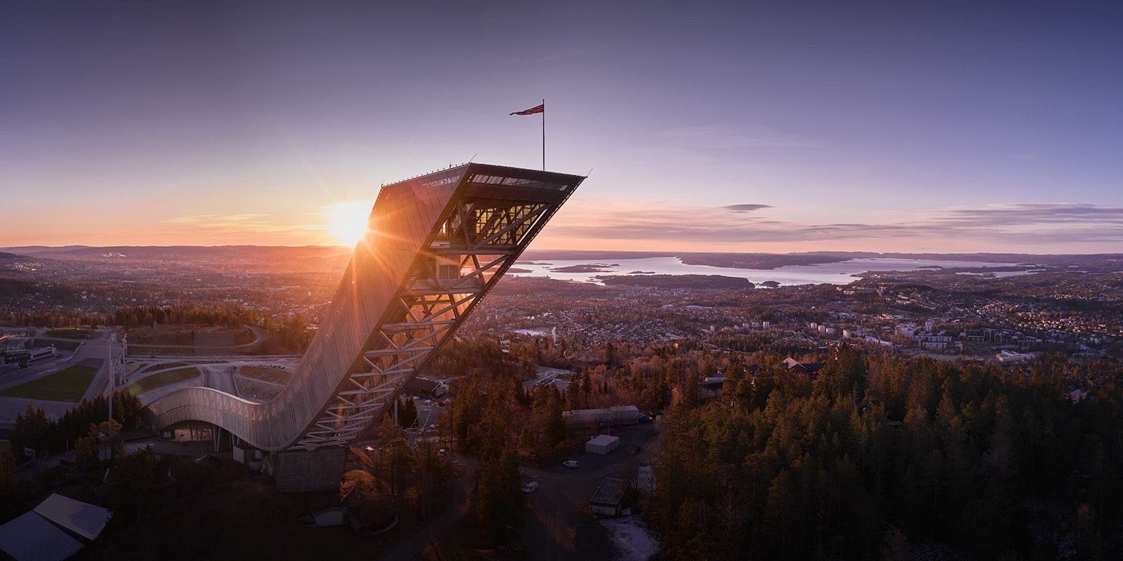 Holmenkollen nasjonalanlegg ligger i nærheten og tilbyr langrenn, skiskyting, hopp og rulleski. Tryvann alpinanlegg og klatrepark er heller ikke langt unna. Galleribilde