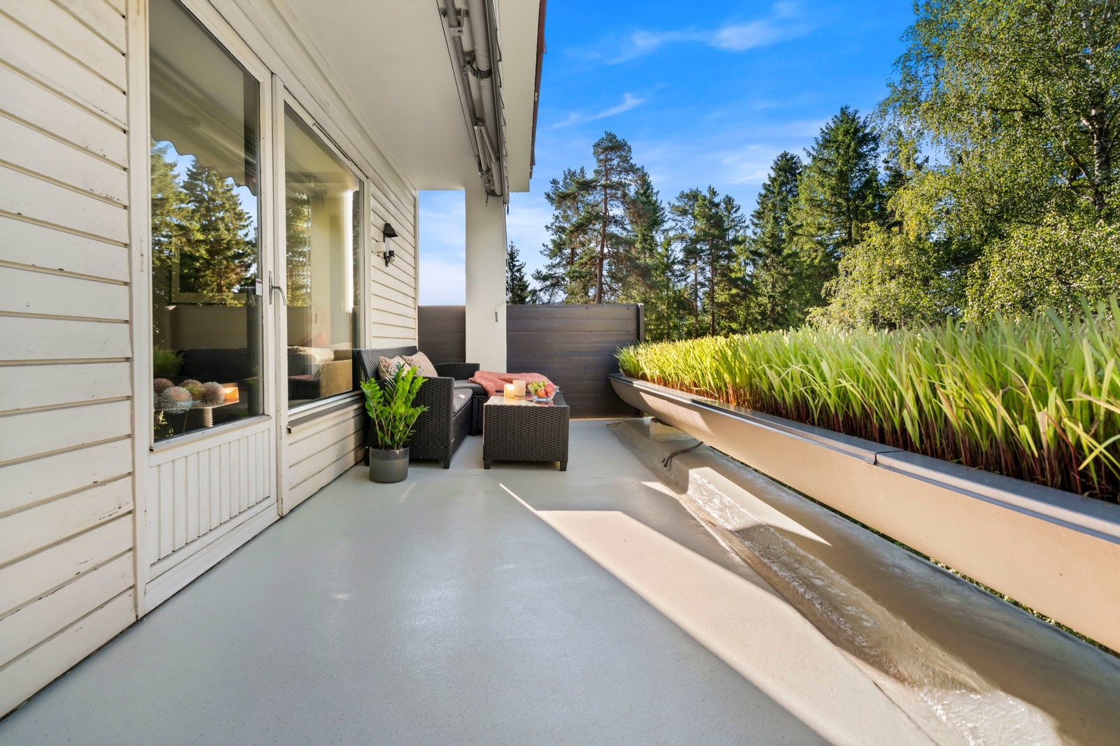 Stor og attraktiv balkong på 12 kvm med rikelig plass til utemøbler. Sydvestvendt med meget gode solforhold, med sol fra ca. kl. 12 til 20 på sommerstid. Galleribilde