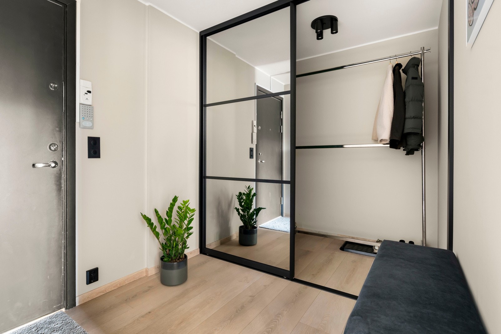 Hyggelig inngangsparti som gir et godt inntrykk av hva boligen har å by på. Dypt garderobeskap med skyvedører med tilhørende speil. Galleribilde